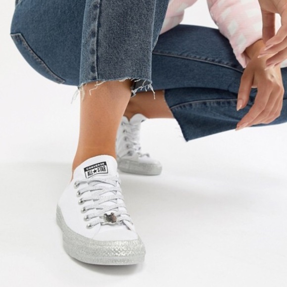 Converse x Miley Cyrus Size 9 Chuck Taylor All Star Low Top Sneakers White - Picture 1 of 6